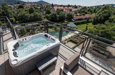 Whirlpool auf Terrasse in der Luxus Loft Suite Gold